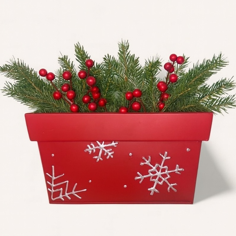 SNOWFLAKE FLOWER BOX Vintage Metal Candy Container Christmas/Winter Decor REDGRY